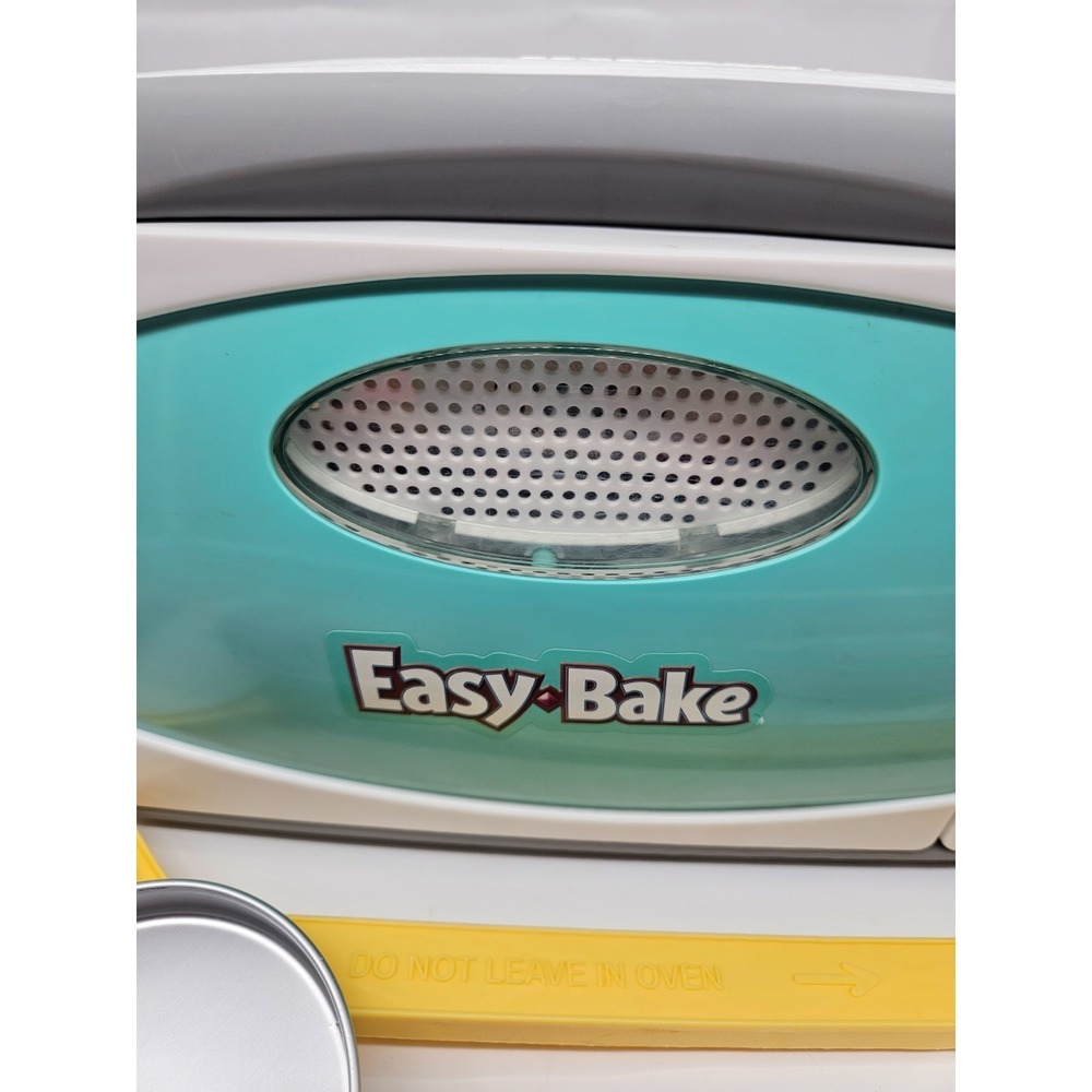 Easy-Bake Oven and Snack Center Teal White Electric Toy‎ with Pans and Mixes - Picture 15 of 16